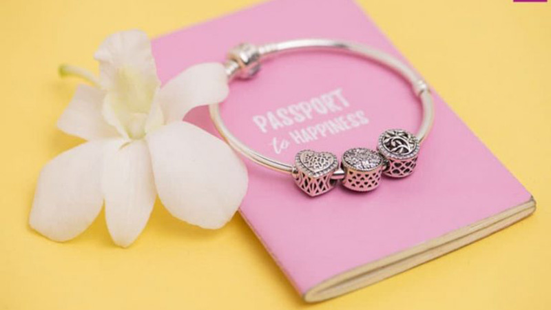 Nếu bạn có màu da ngăm nên chọn mẫu vòng charm đơn giản